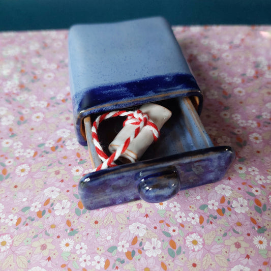 Sogno nel cassetto in ceramica azzurra, con foglio in ceramica bianca. Misura media.