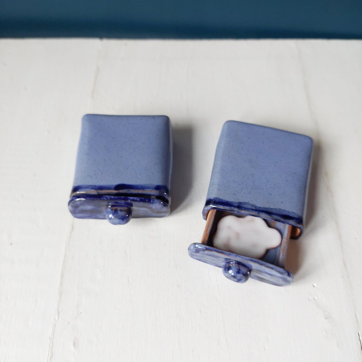 Nuvolette per "Il sogno nel cassetto" in ceramica bianca.