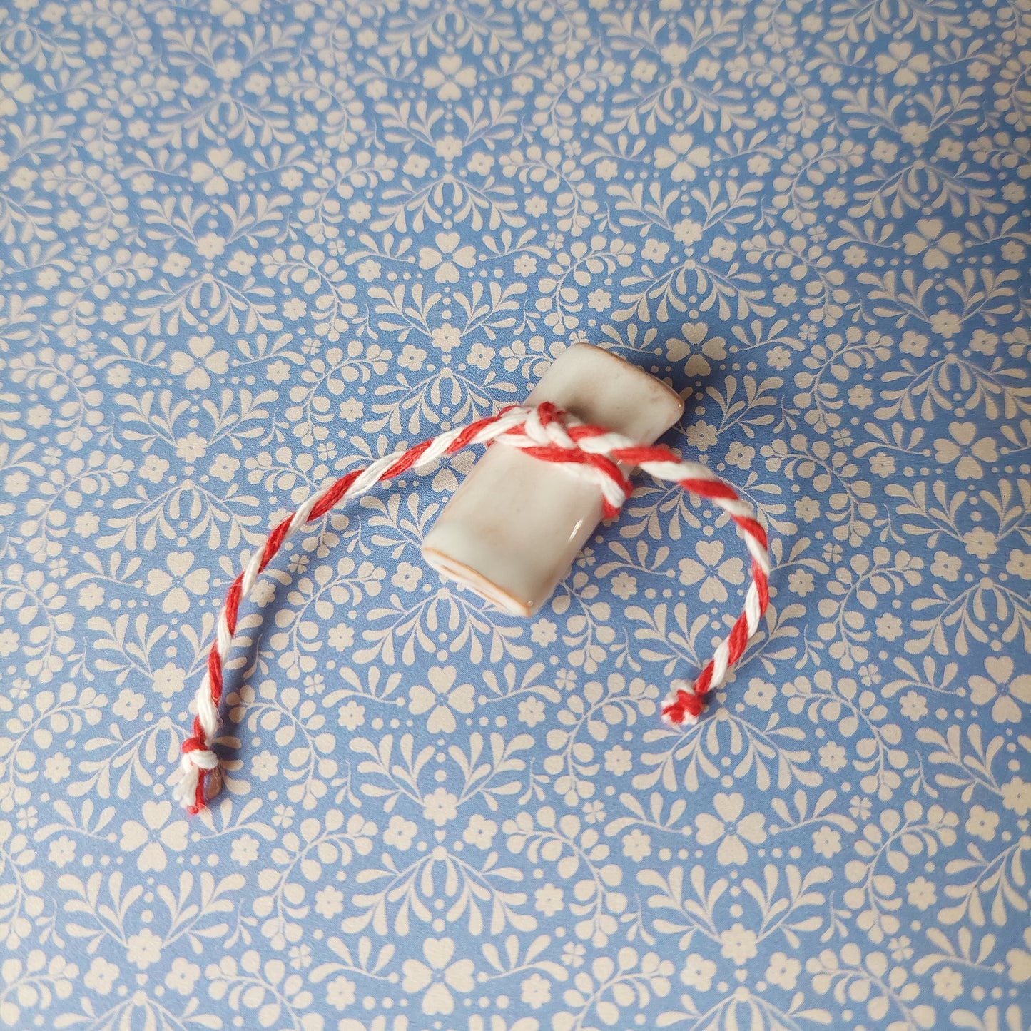 Sogno nel cassetto in ceramica azzurra, con foglio in ceramica bianca. Misura media.