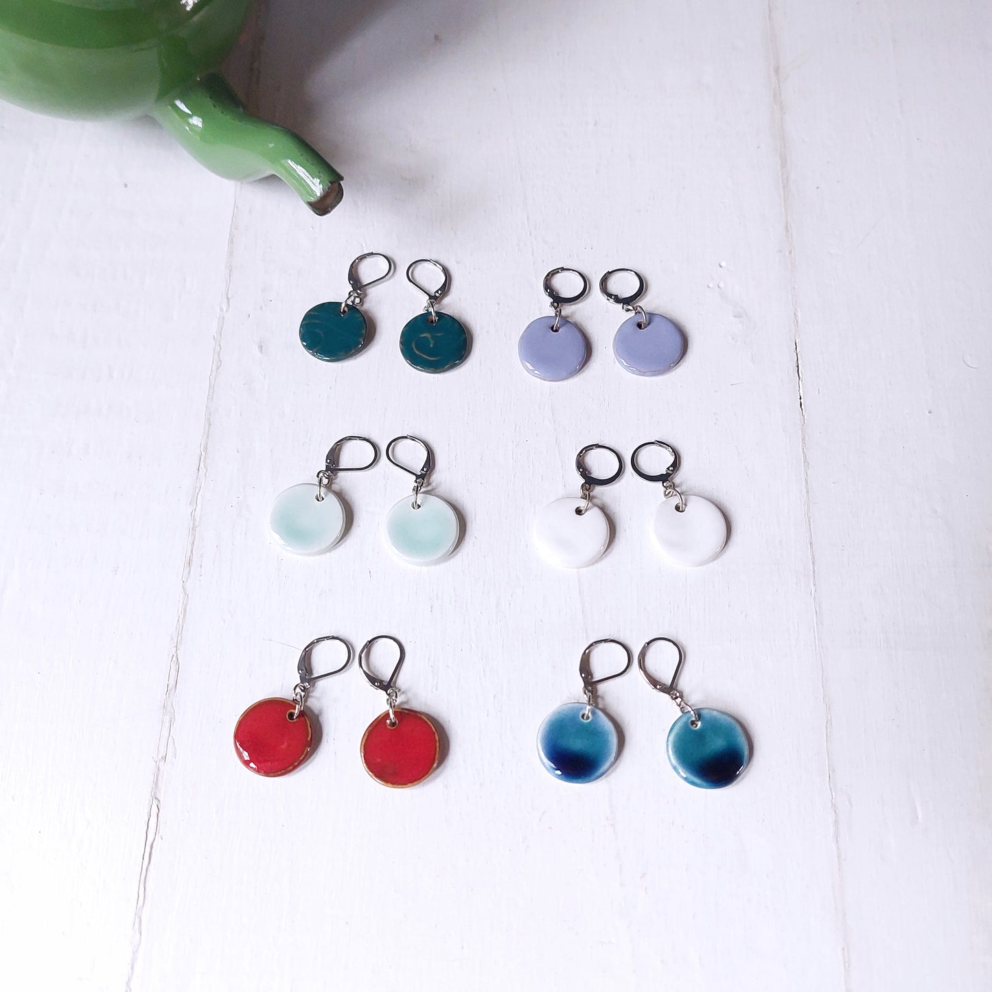 Orecchini pendenti Piccole Lune in ceramica color pervinca in sei varianti colore