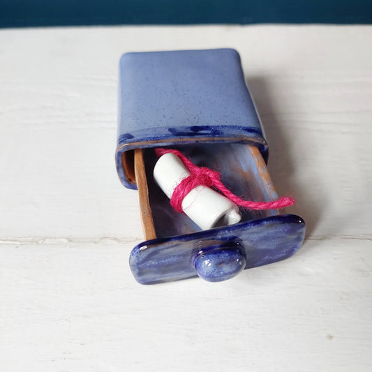 Sogno nel cassetto in ceramica azzurra, con foglio in ceramica bianco latte. Misura media.