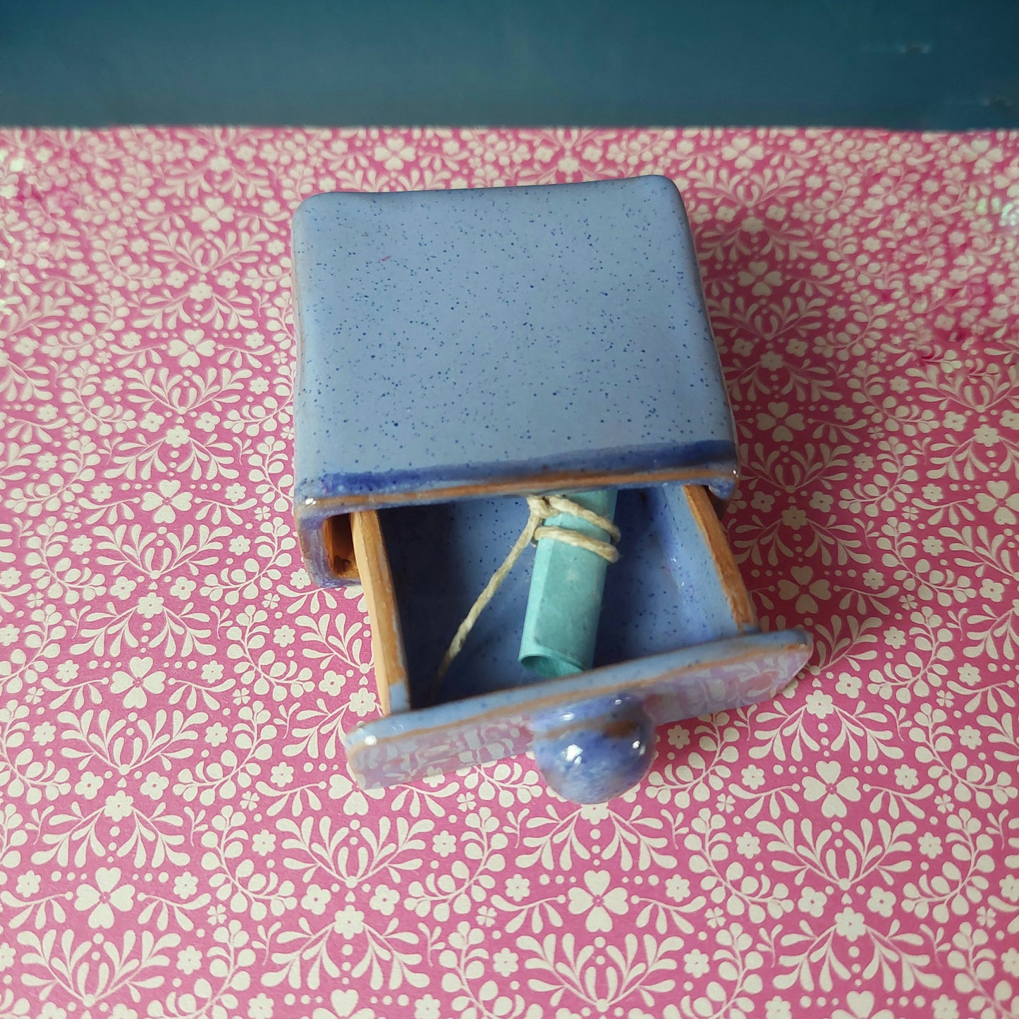 Sogno nel cassetto in ceramica azzurra e blu, con foglio in carta. Misura piccolino