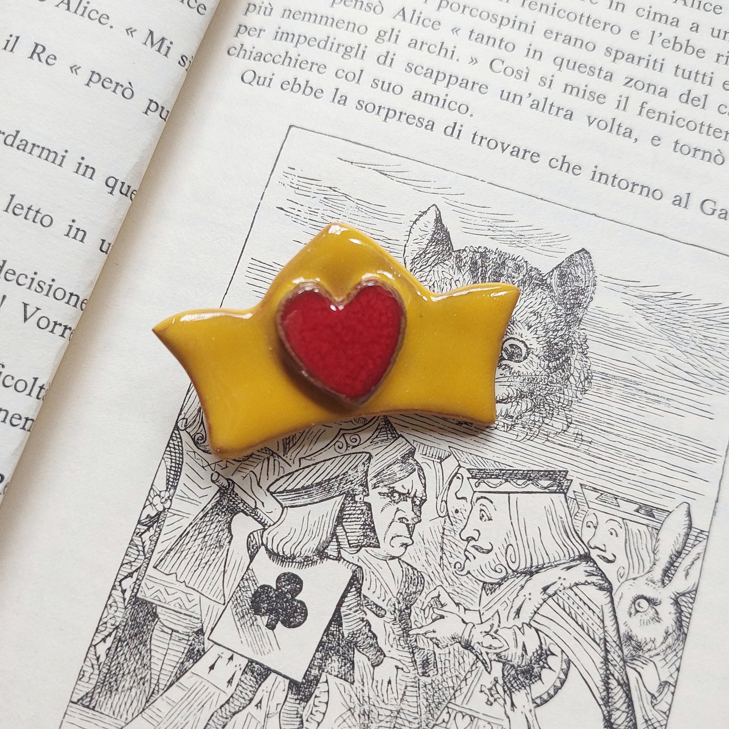 Spilla corona gialla con cuoricino in ceramica collezione Alice nel Paese Meraviglie