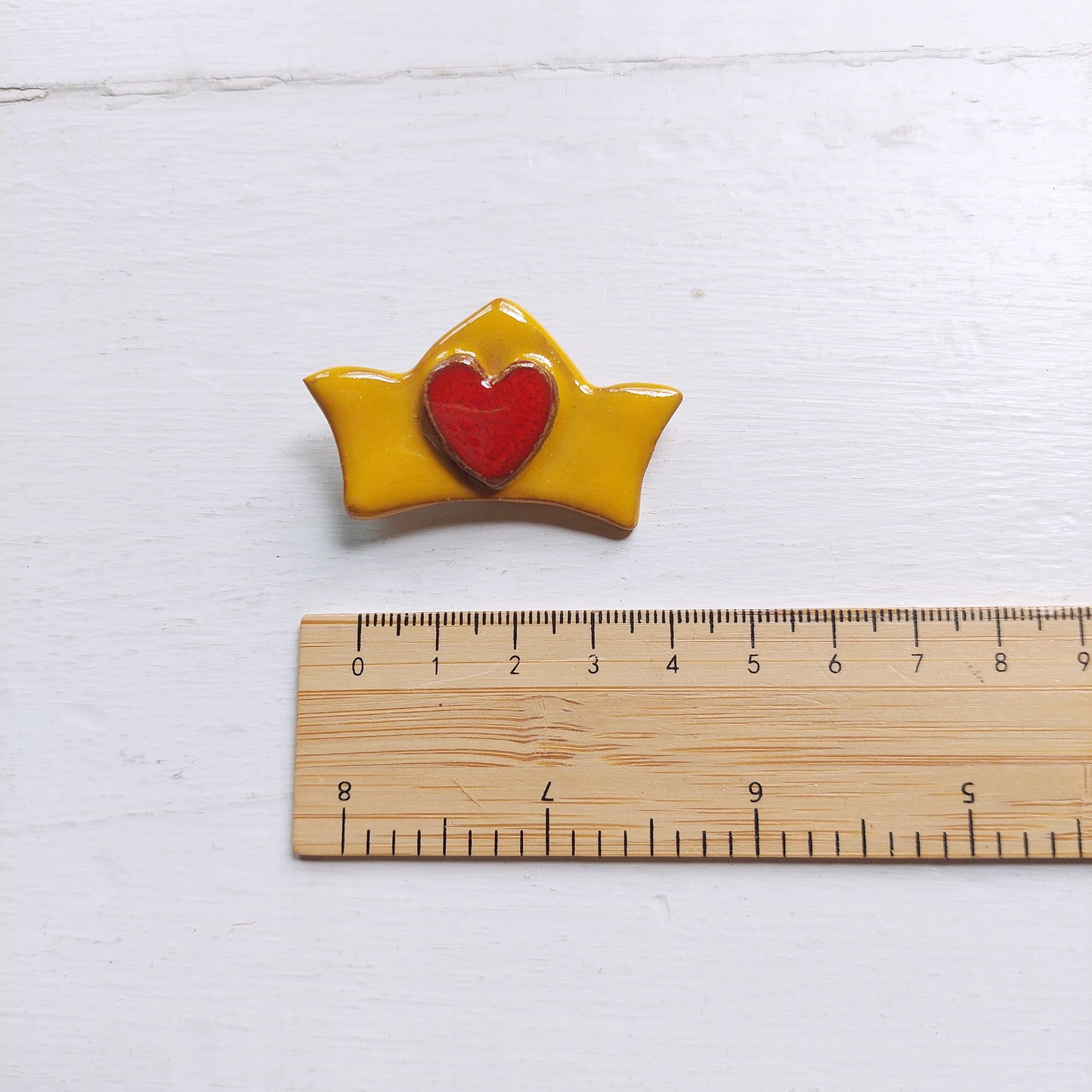 Spilla corona gialla con cuoricino in ceramica collezione Alice nel Paese Meraviglie