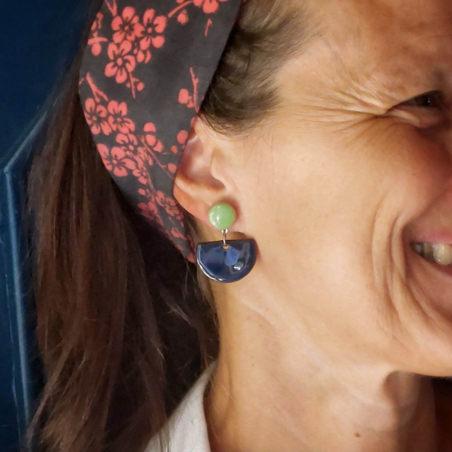 Orecchini Mondi a lobo pendenti in ceramica rossa e verde mela.