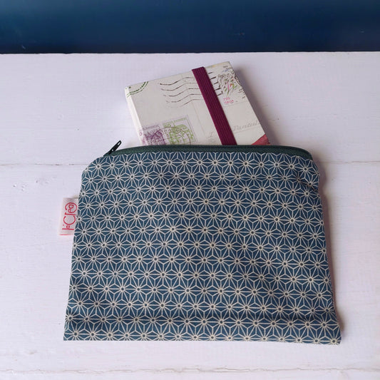 Pochette in cotone verde con decorazione geometrica bianca, foderata.