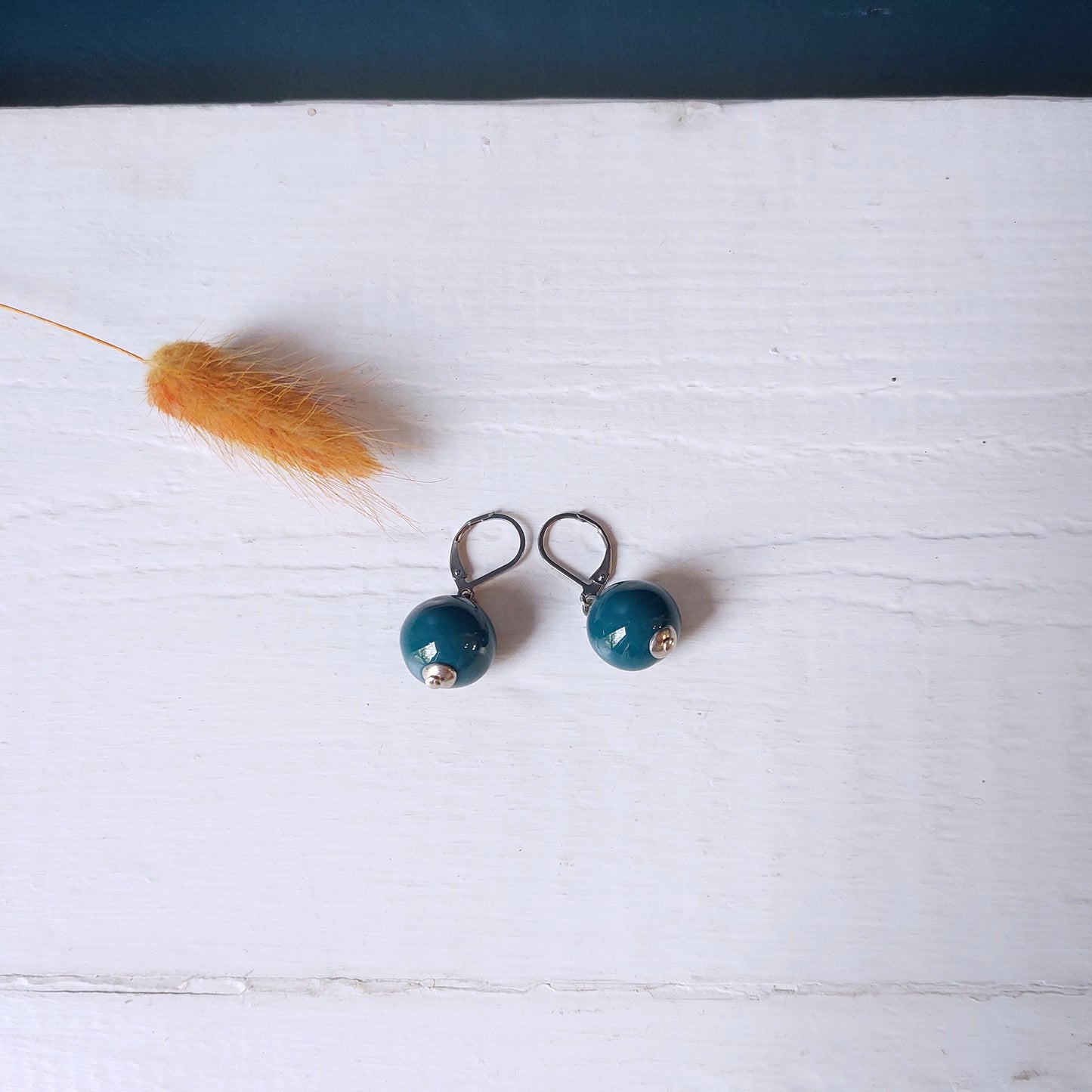 Orecchini pendenti Giro Tondi in ceramica celeste, in sette varianti colori.