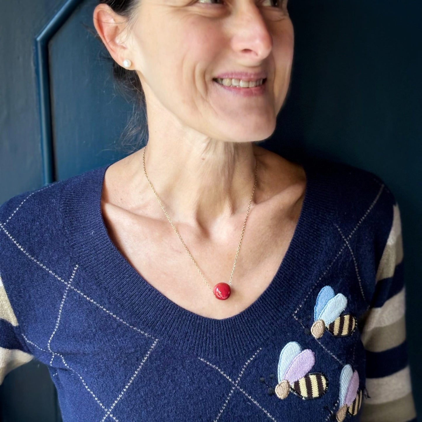 Collana girocollo con perla in ceramica rossa e catena color oro, in tre varianti.