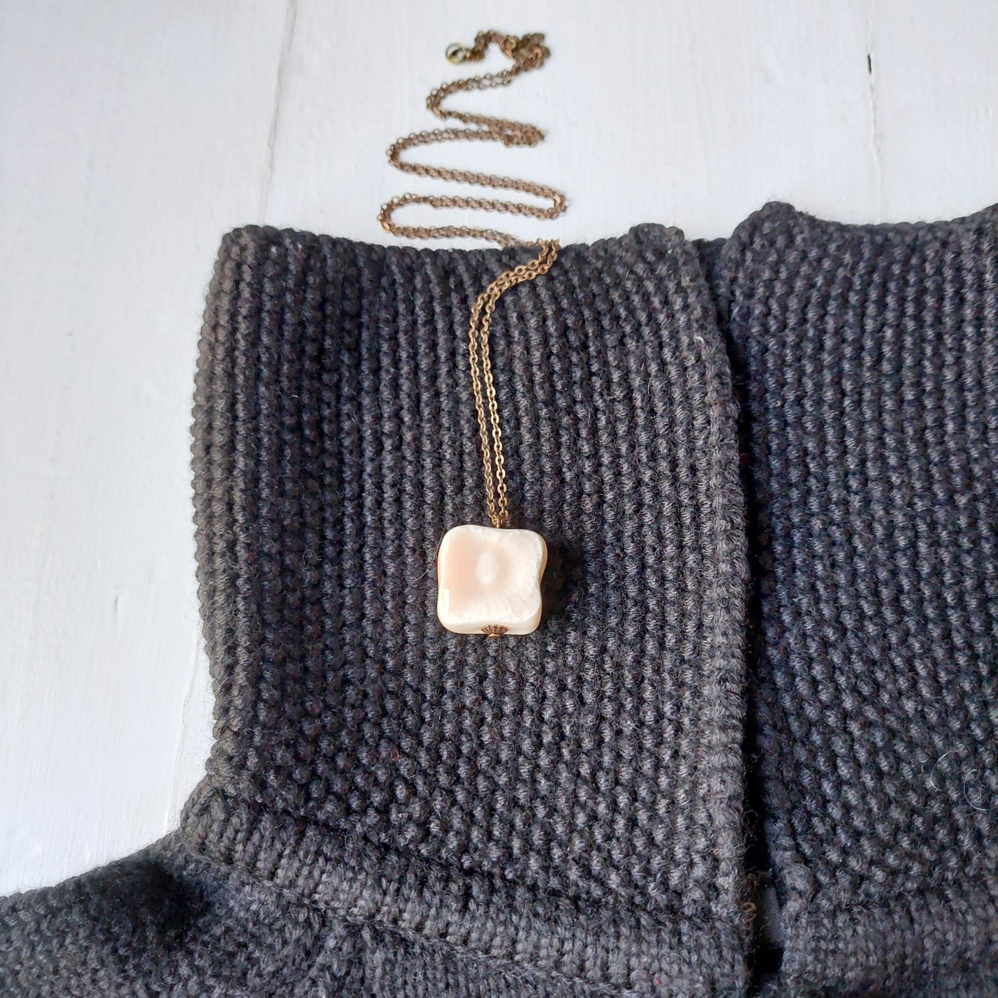 Collana Sesamo con perla in ceramica rosa e catena in metallo