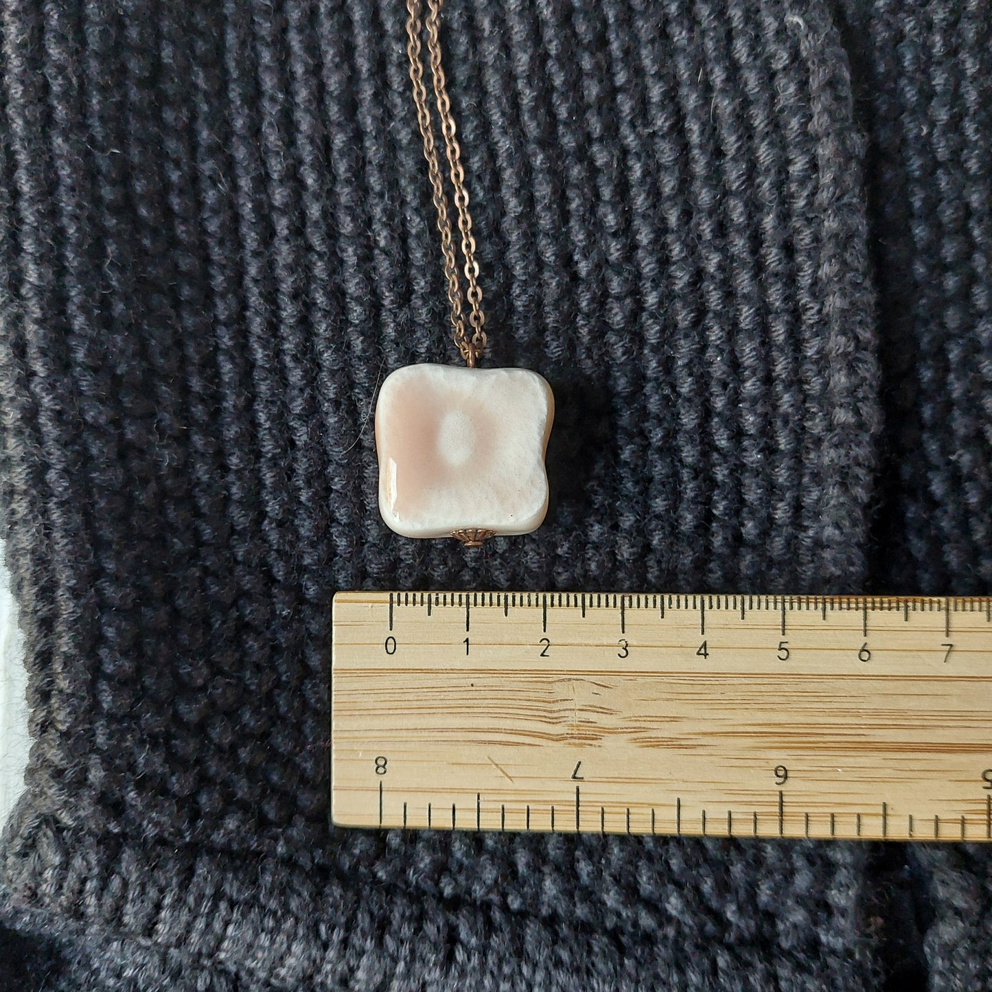 Collana Sesamo con perla in ceramica rosa e catena in metallo