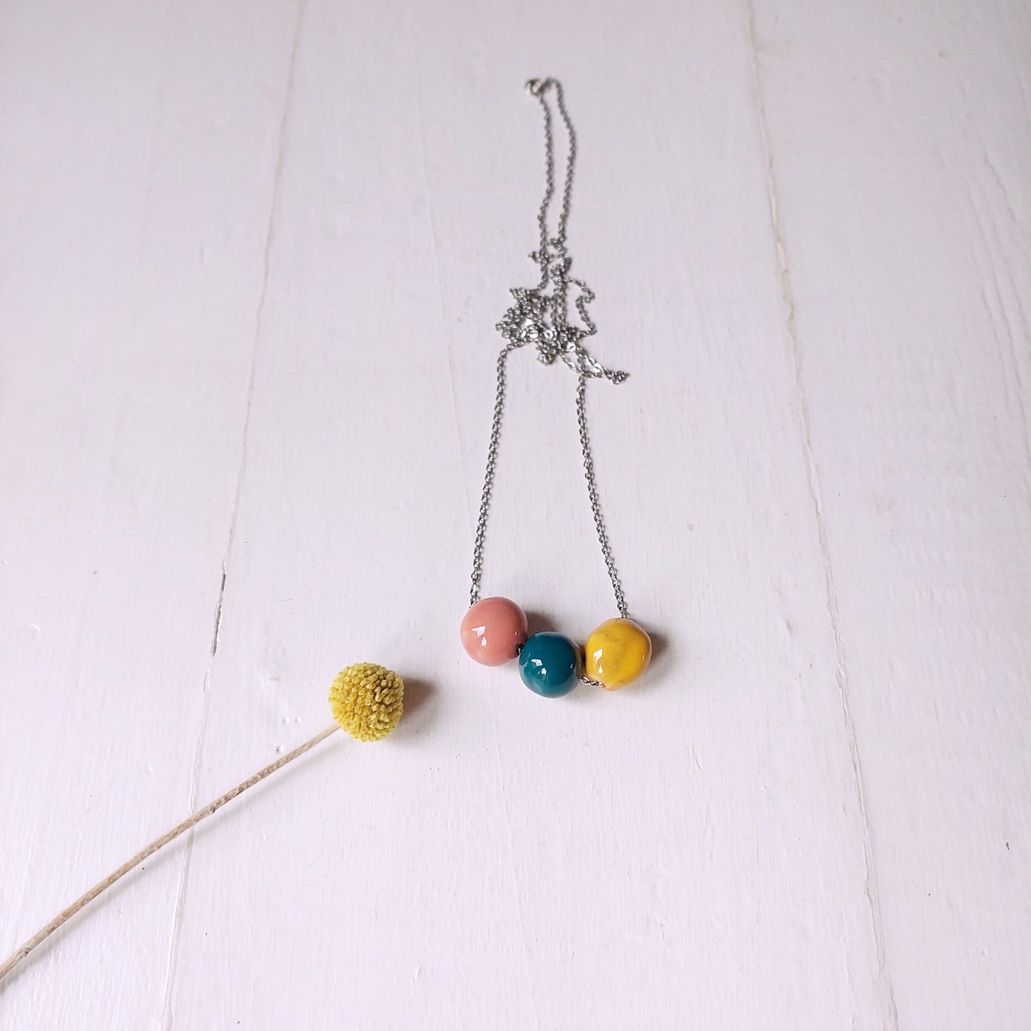 Collana da donna con tre perle rosa, verde, giallo e catena