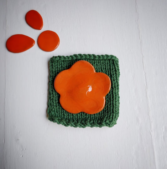 Spilla in ceramica a fiore