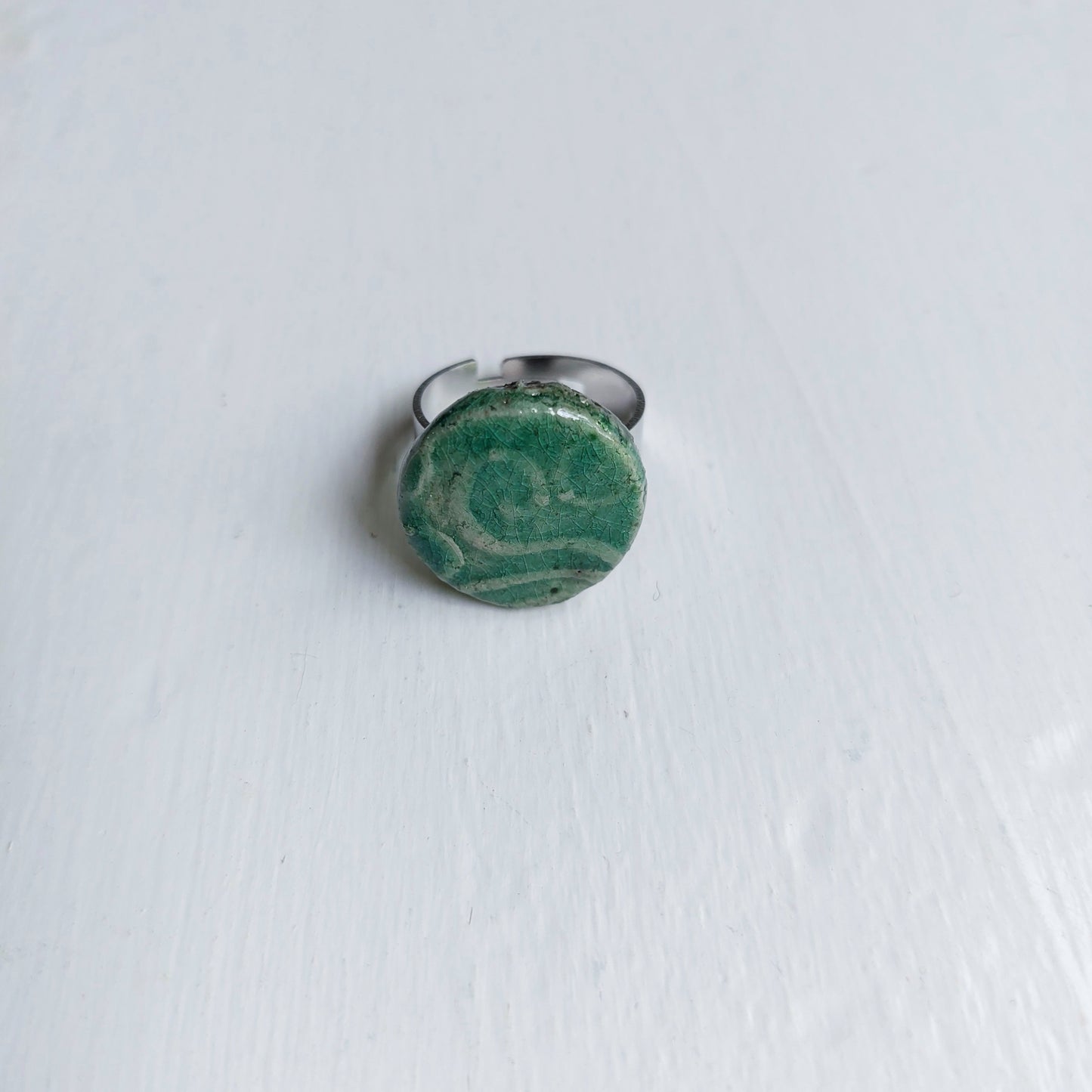 Anello da donna in ceramica piatto