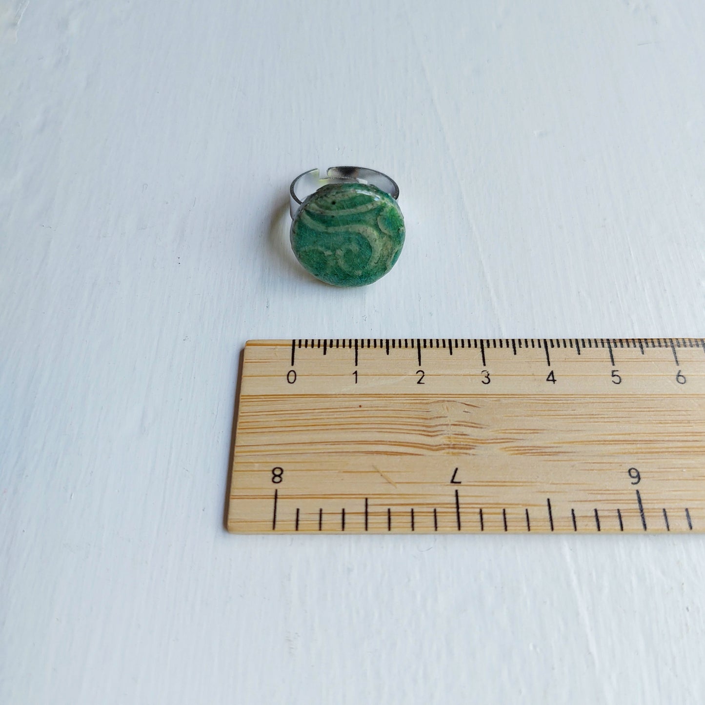 Anello da donna in ceramica piatto