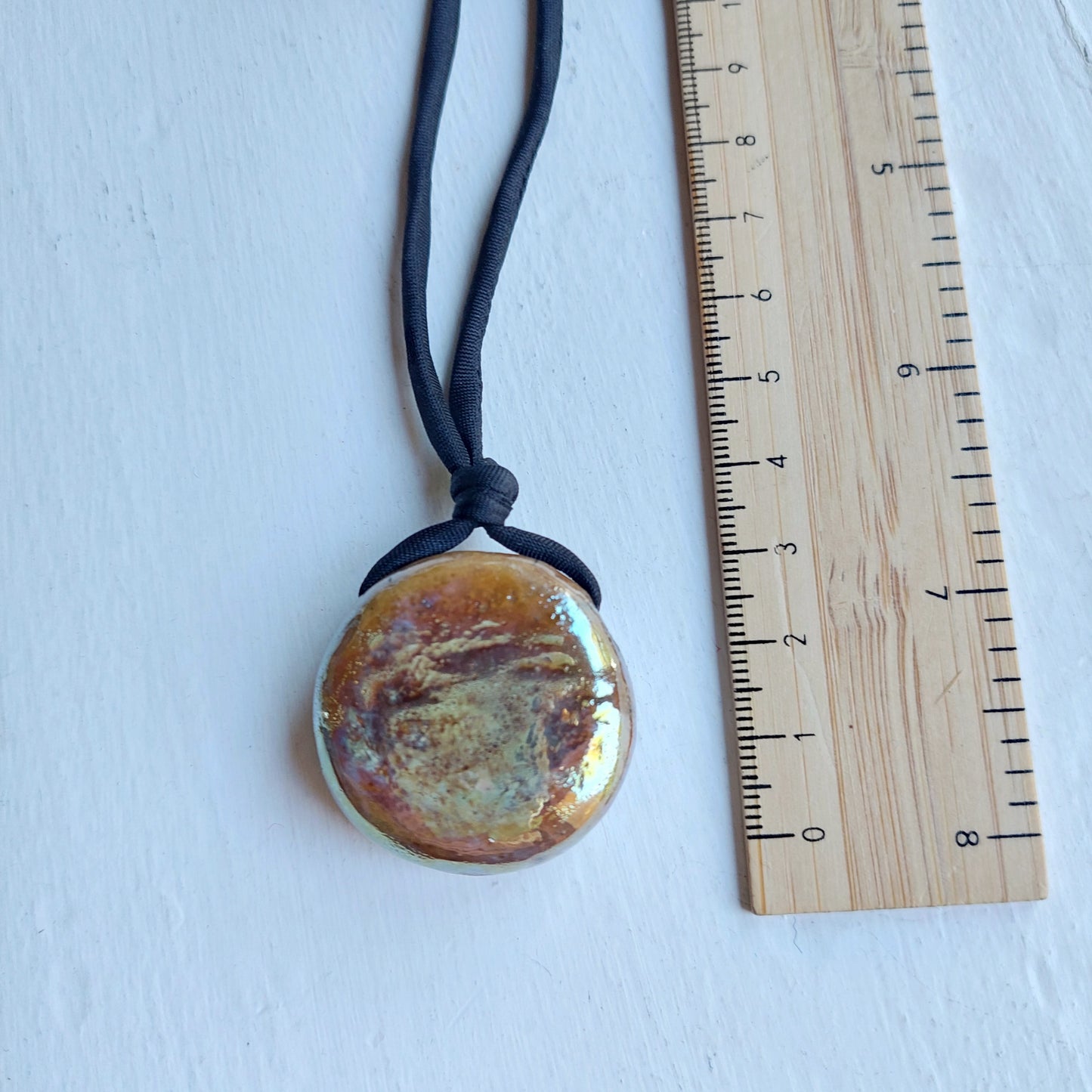 Collana da donna con perla in ceramica Raku e laccio in seta nera