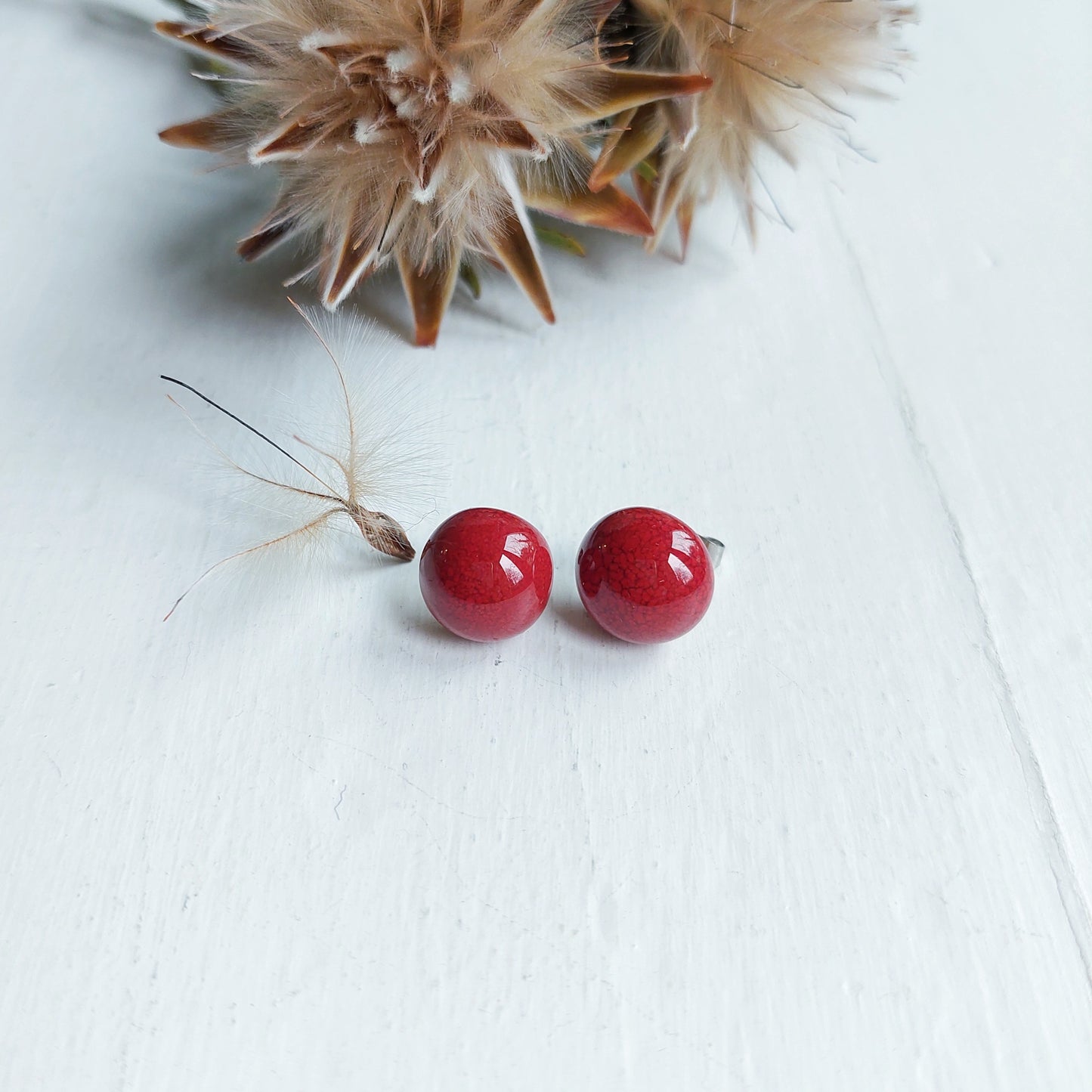 Orecchini bombati in ceramica rossa in 2 varianti colore