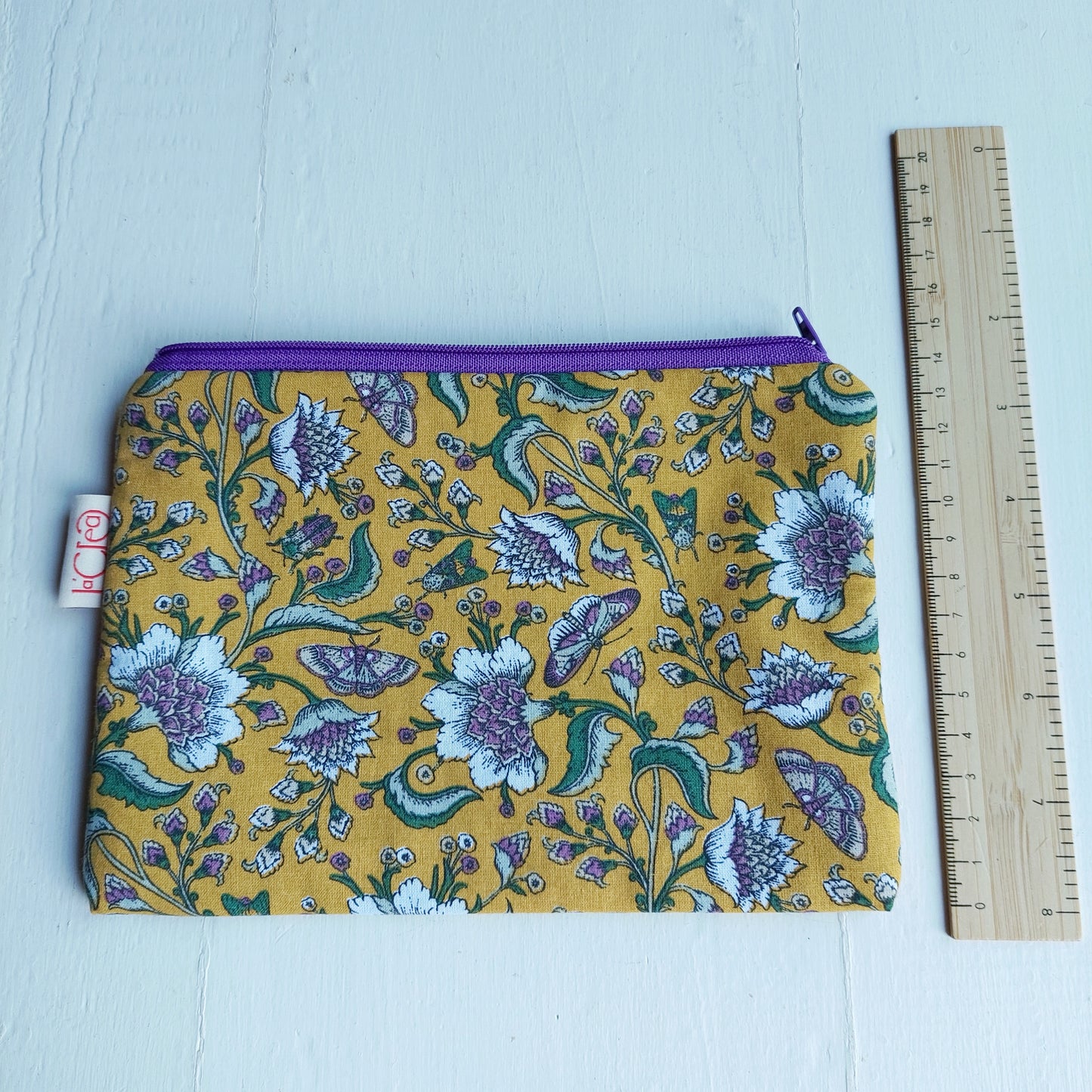 Pochette imbottita in cotone con fantasia floreale su fondo giallo