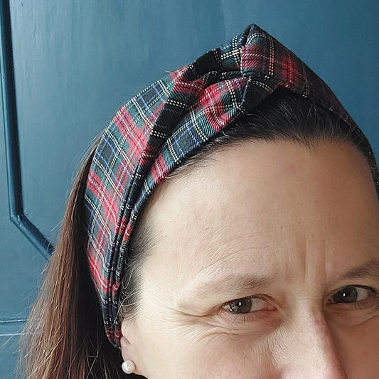 Fascia per capelli realizzata con tessuto scozzese con chiusura ad elastico.