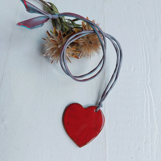 Collana da donna con cuore in ceramica rossa e laccio azzurro