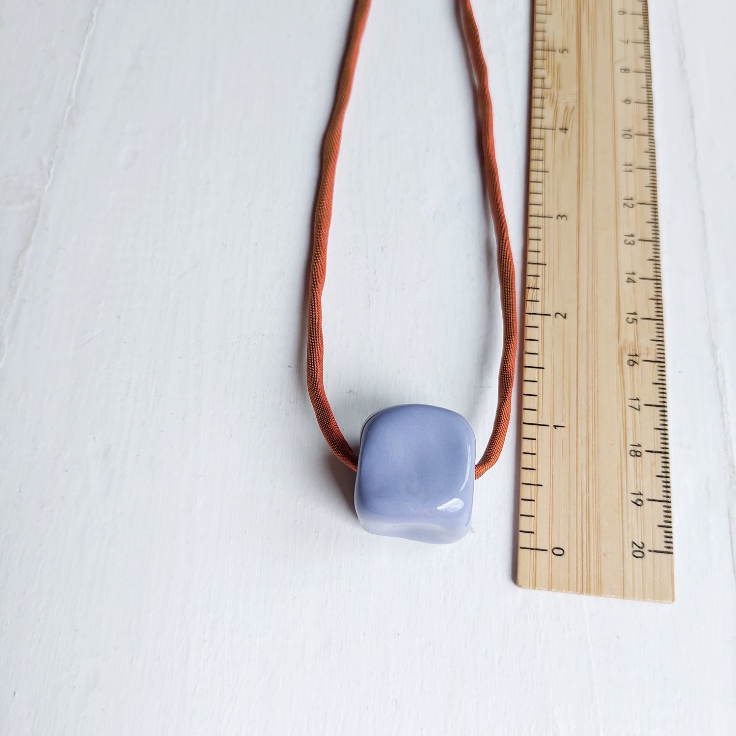 Collana da donna con perla in ceramica azzurra e laccio in seta arancione