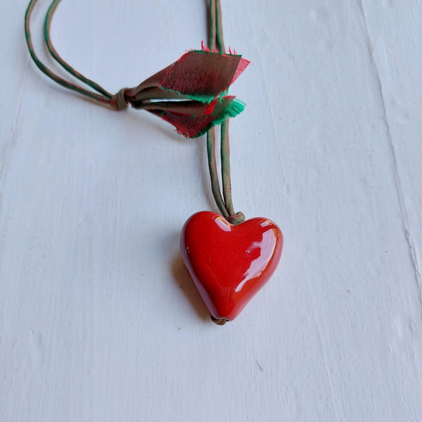 Collana "A metterci il cuore" da donna con cuore in ceramica rossa e laccio in seta verde