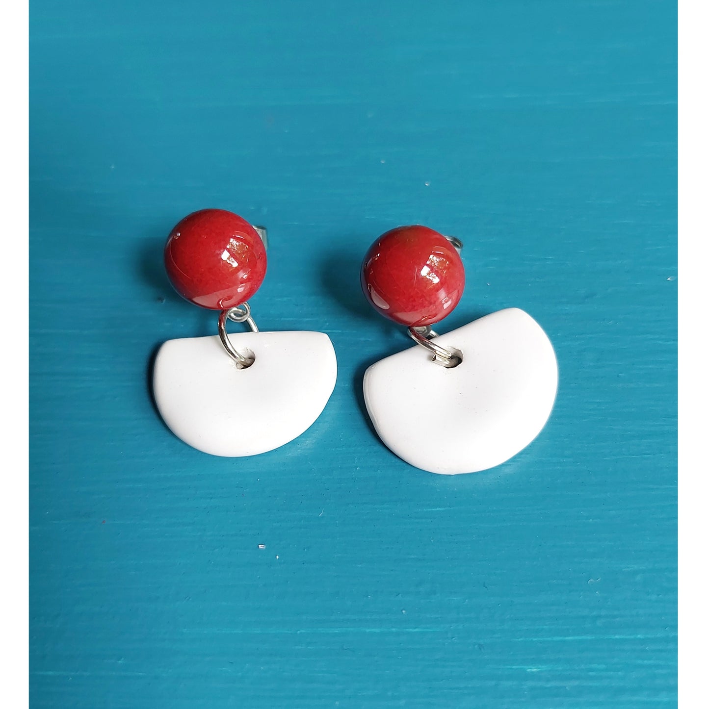 Orecchini pendenti in ceramica rossa bombata e ceramica bianca, in cinque varianti colore.