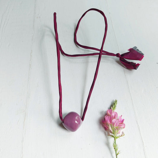 Collana da donna con perla in ceramica viola e laccio in seta bordeaux