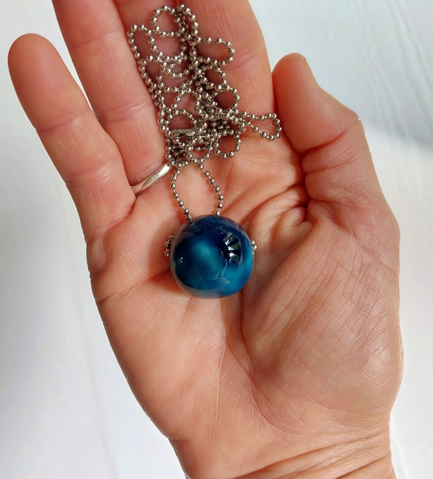 Collana da donna con perla in ceramica e catena in acciaio, due varianti colore