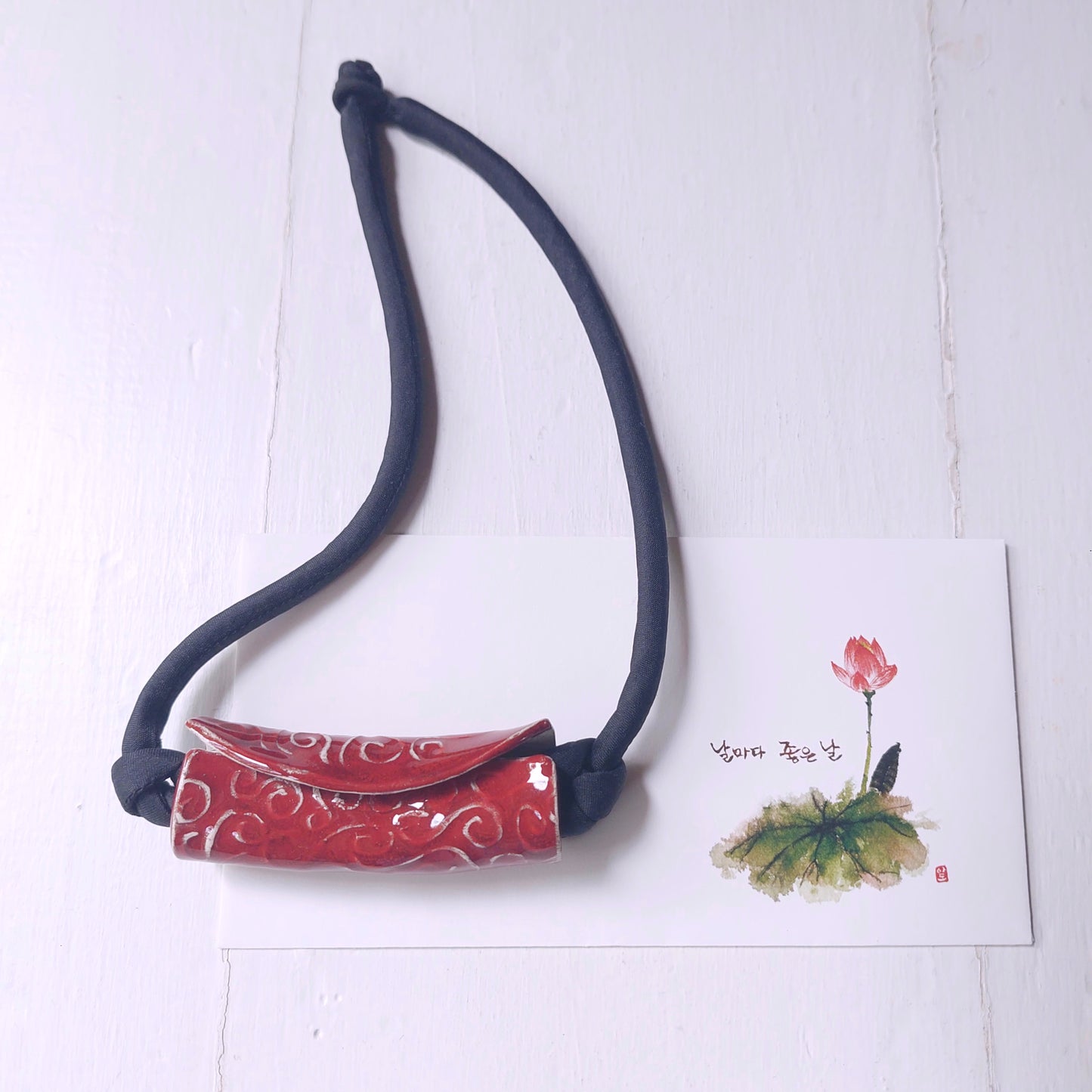 Collana girocollo da donna con perla rossa in ceramica e laccio in seta