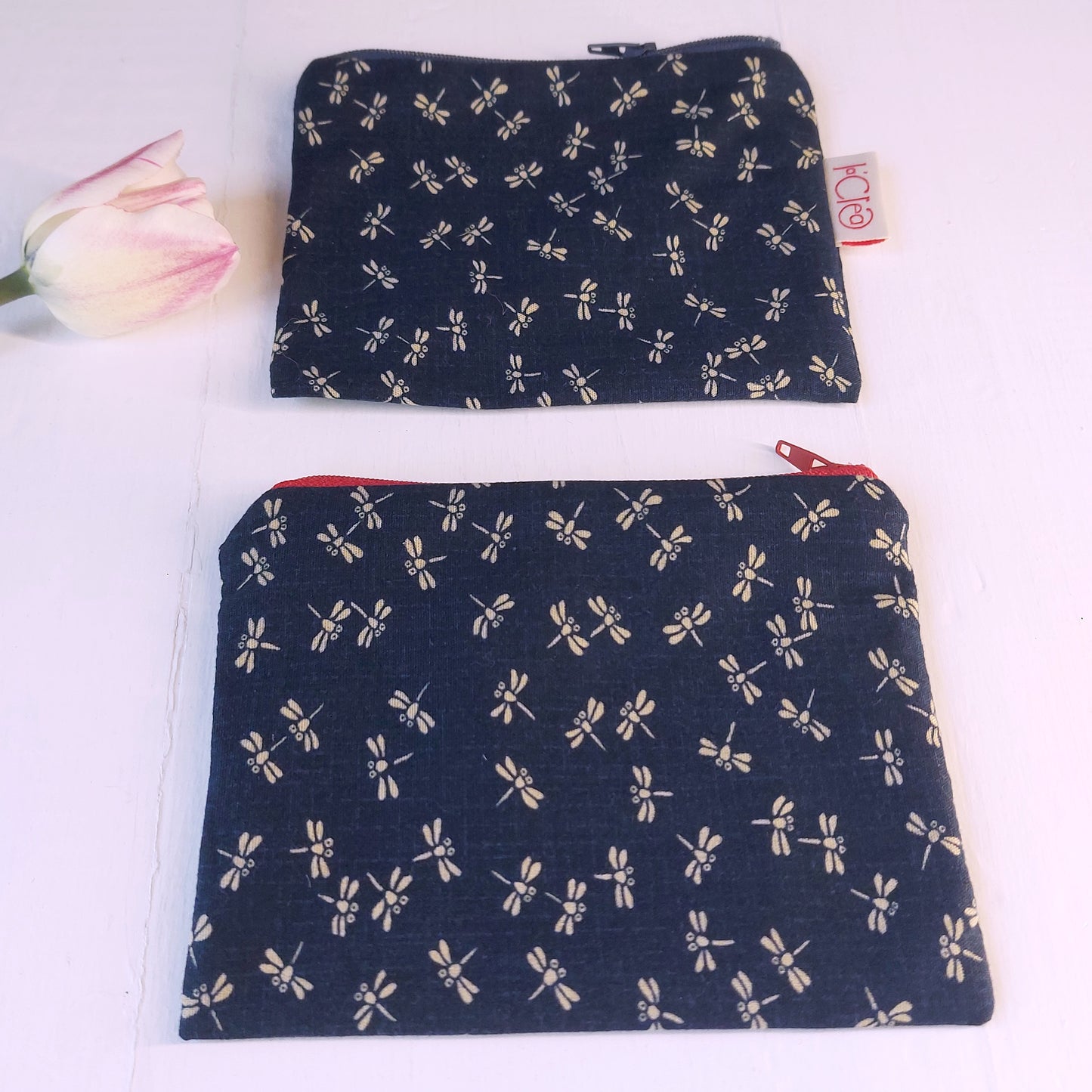 Pochette Libellule con tessuto in cotone blu, foderata in due varianti colore.