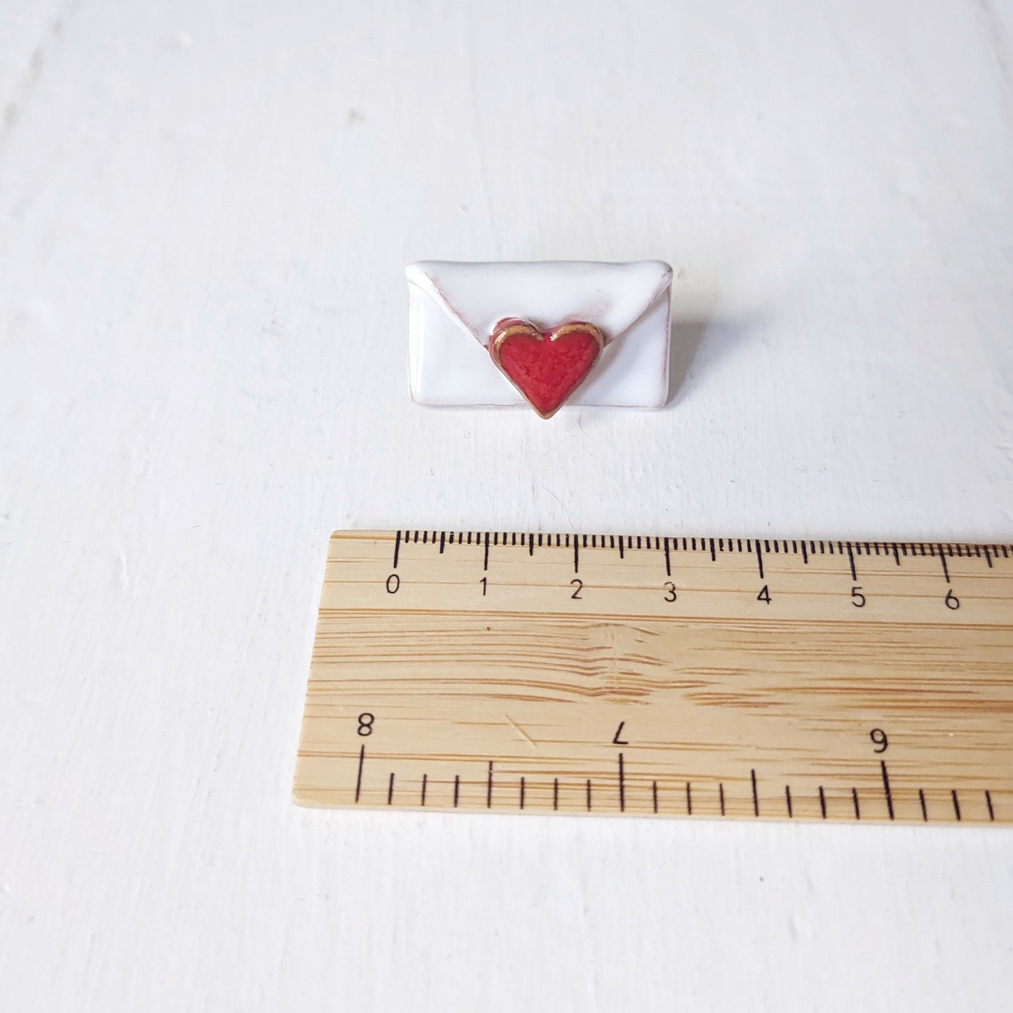 Spilla Bustina con cuoricino in ceramica