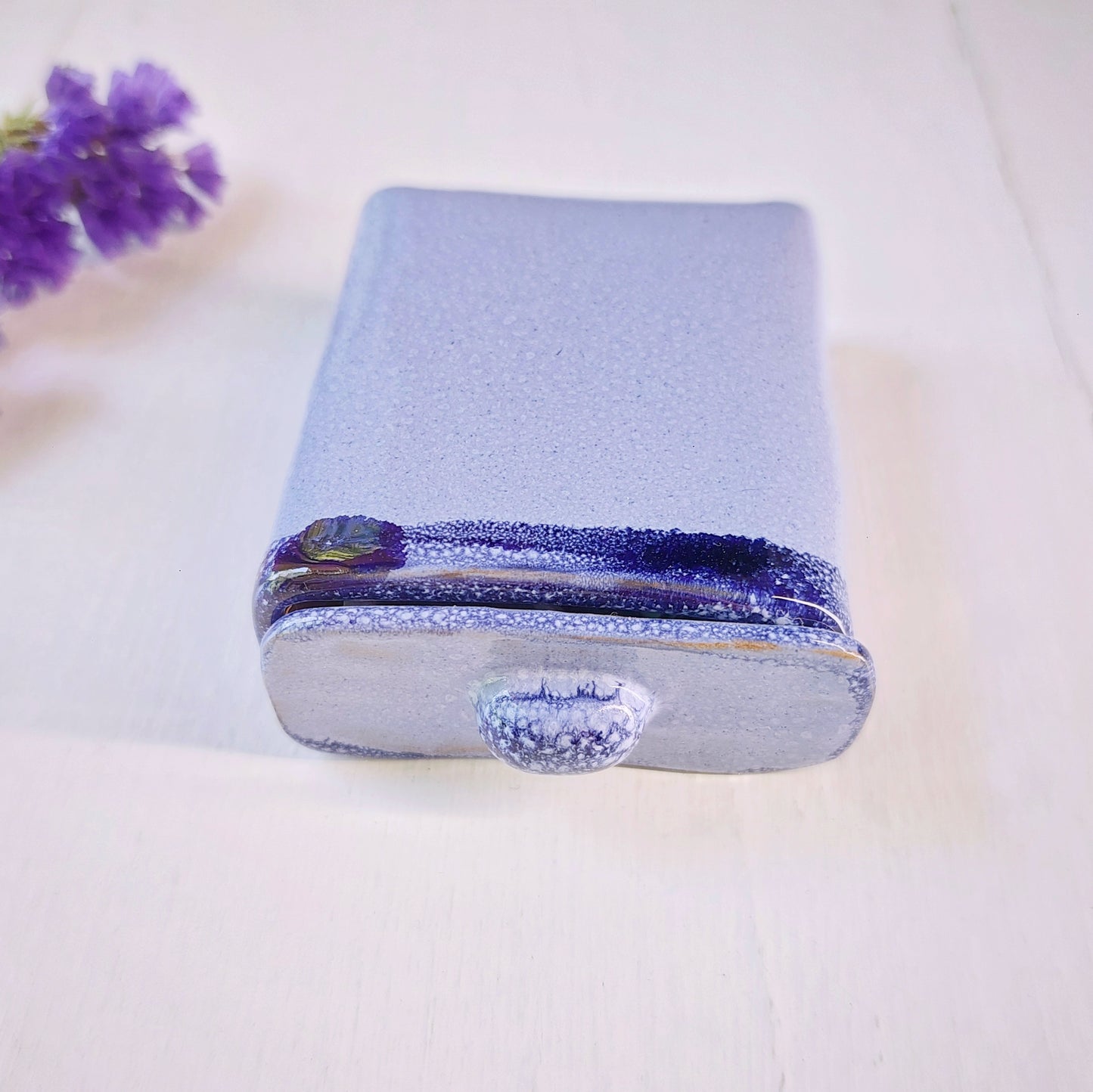 "Il Sogno nel cassetto" ceramica azzurra e blu, con foglio arrotolato in carta, formato medio.