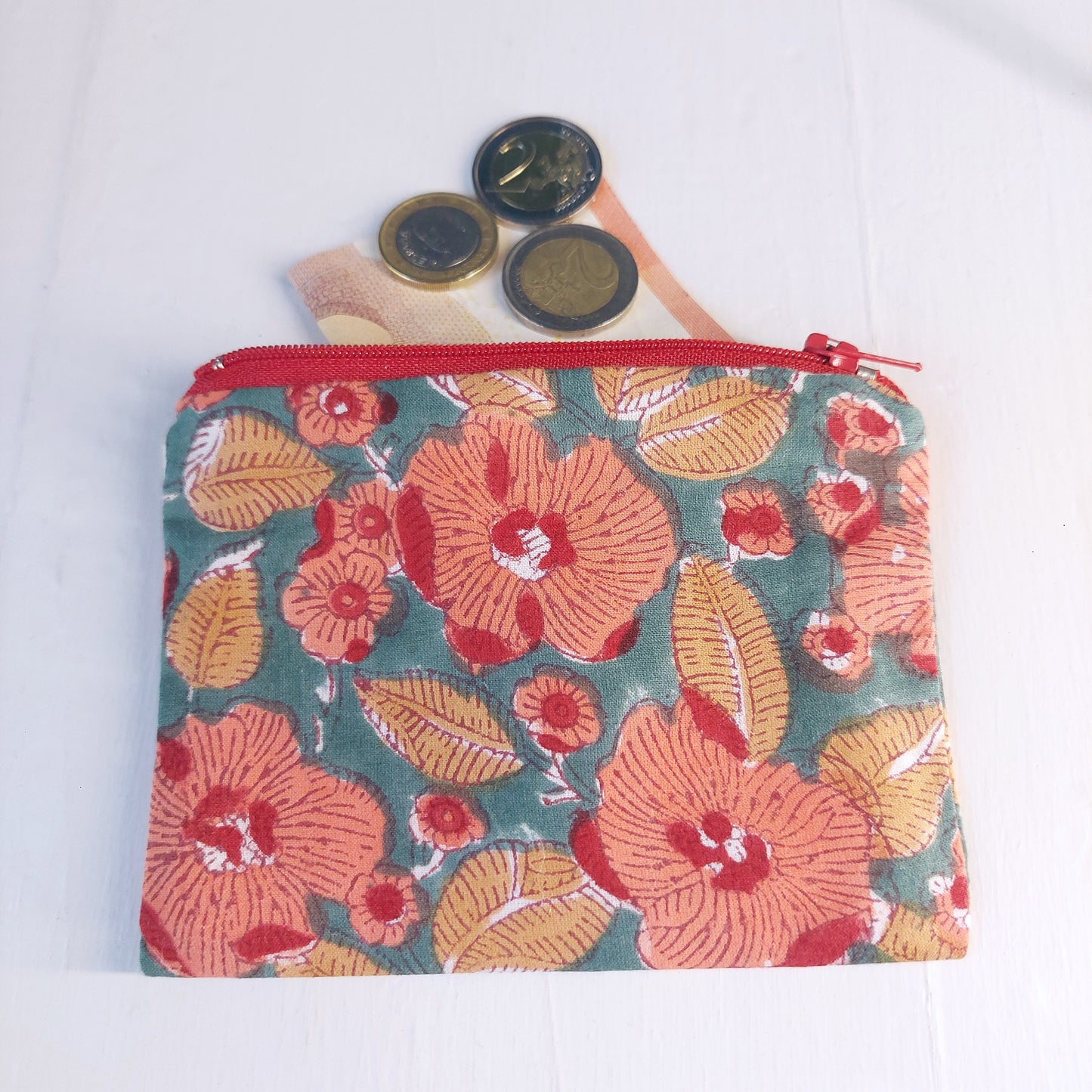 Pochette in cotone verde e rossa con decorazione floreale, foderata.