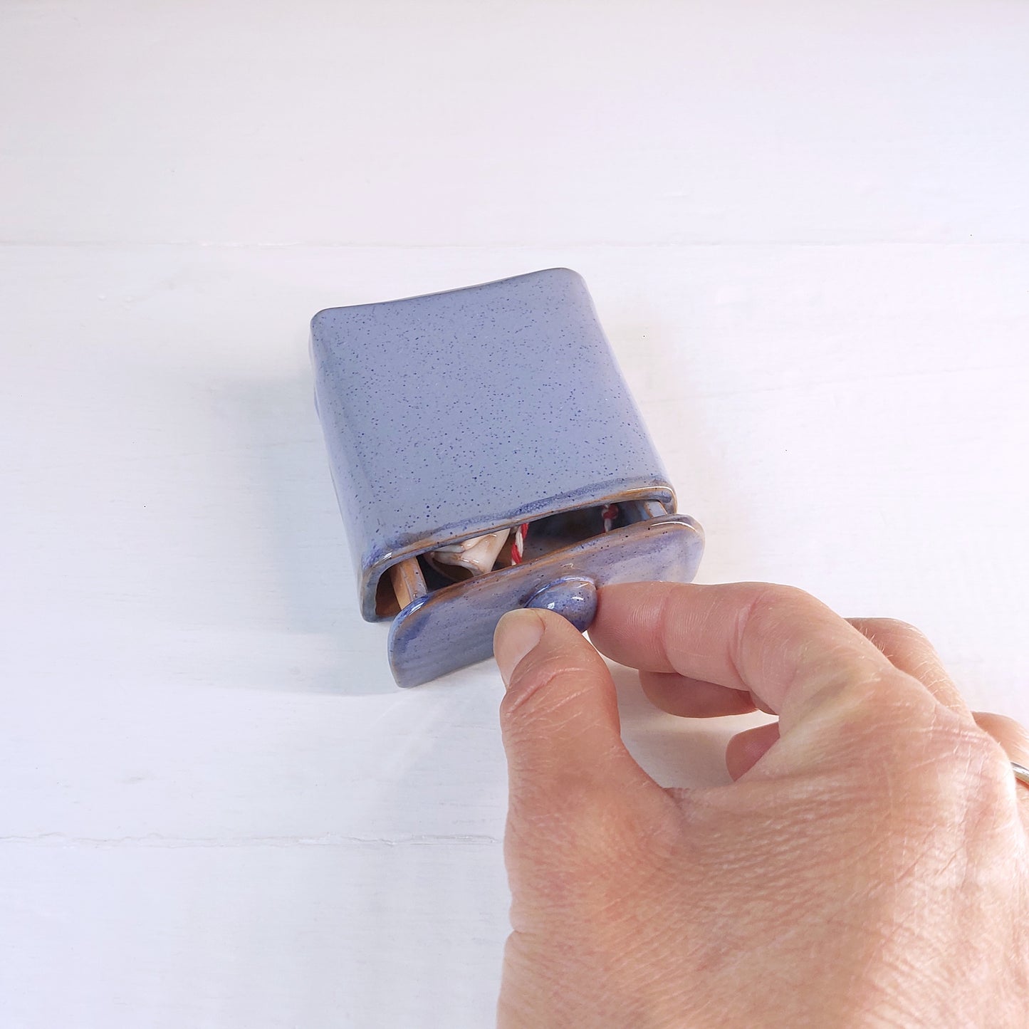 Sogno nel cassetto in ceramica azzurra e blu, con foglio in ceramica. Misura medio.