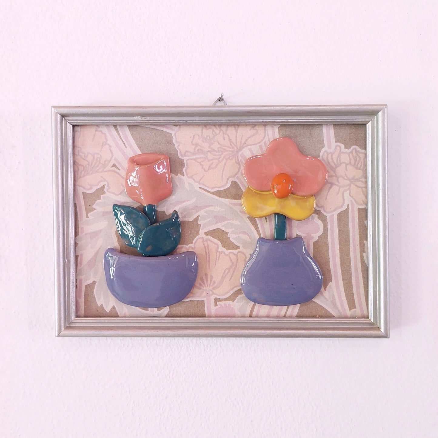 Quadro con fiore in ceramica e cornice in legno.