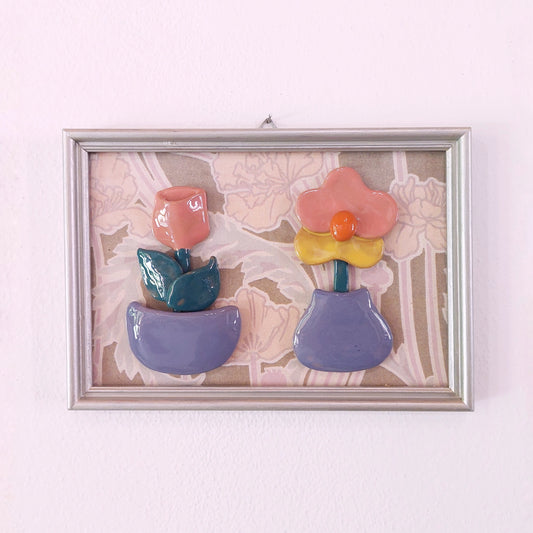 Quadro con fiore in ceramica e cornice in legno.