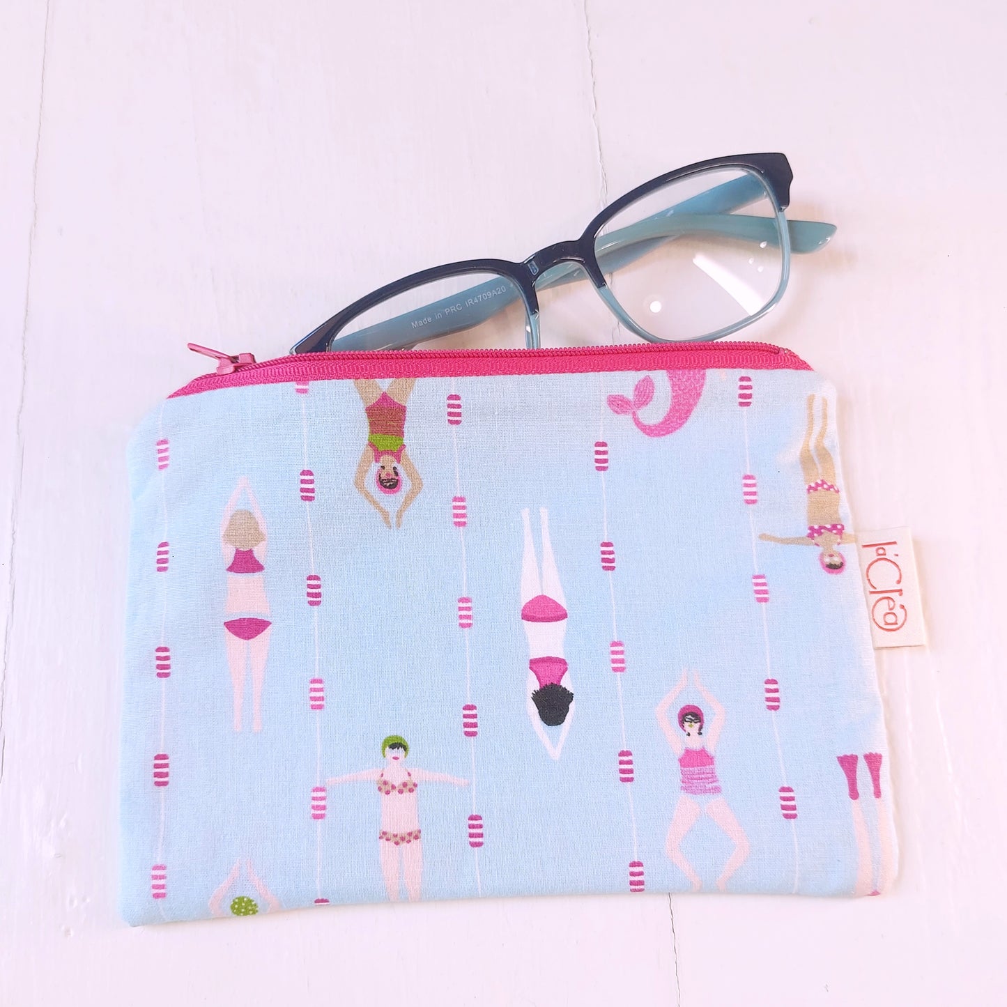 Pochette in cotone azzurro con nuotatrici foderata