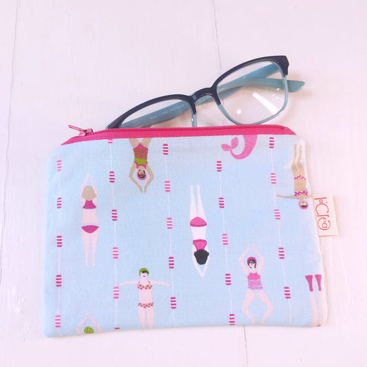 Pochette in cotone azzurro con nuotatrici foderata