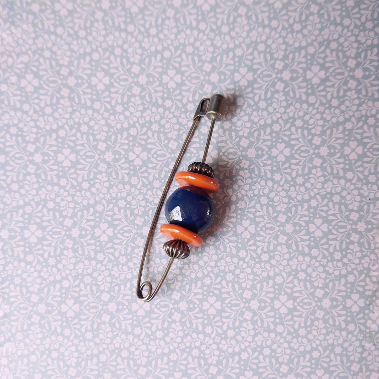 Spilla Madame rossa e azzurra in ceramica, cinque varianti colore.