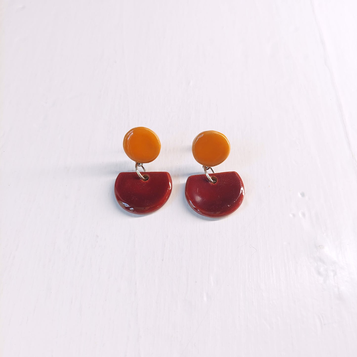 Orecchini Mezza Luna piccoli in ceramica bordeaux e celeste