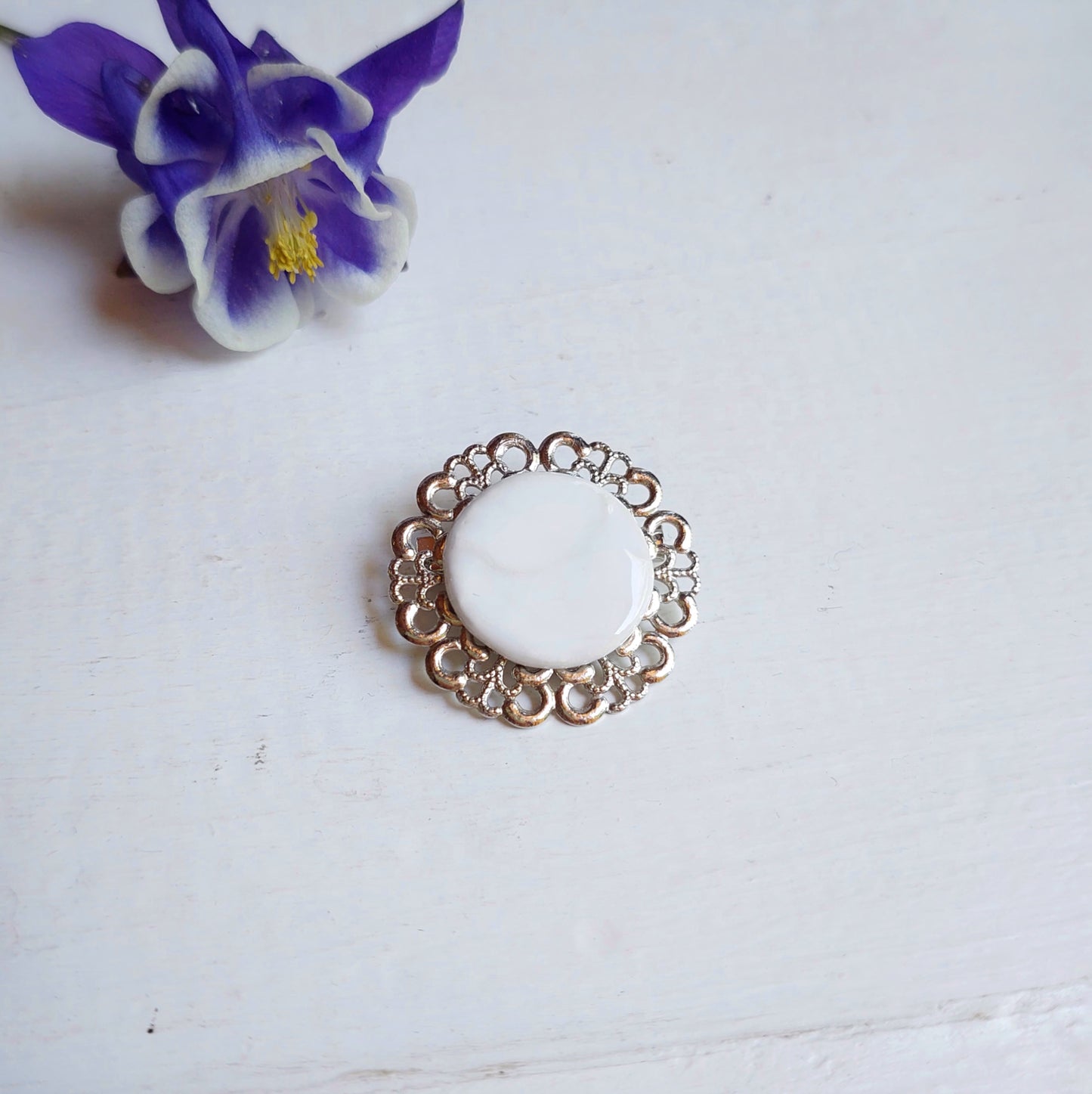 Spilla Romantica con perla in ceramica bianca e supporto in metallo in 4  varianti colore