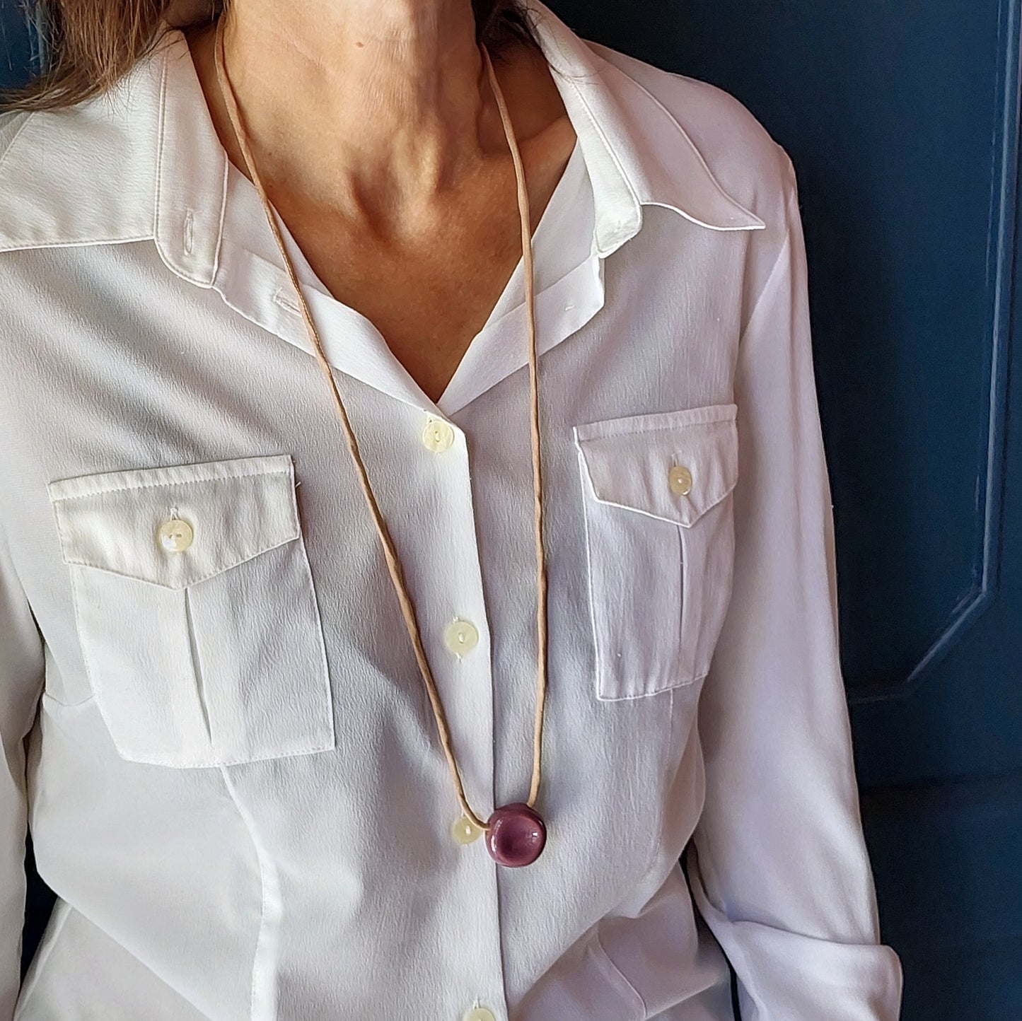 Collana donna con perla worry stones in ceramica viola e laccio in seta rosa.