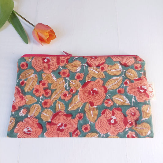 Pochette in cotone verde e rossa con decorazione floreale, foderata.
