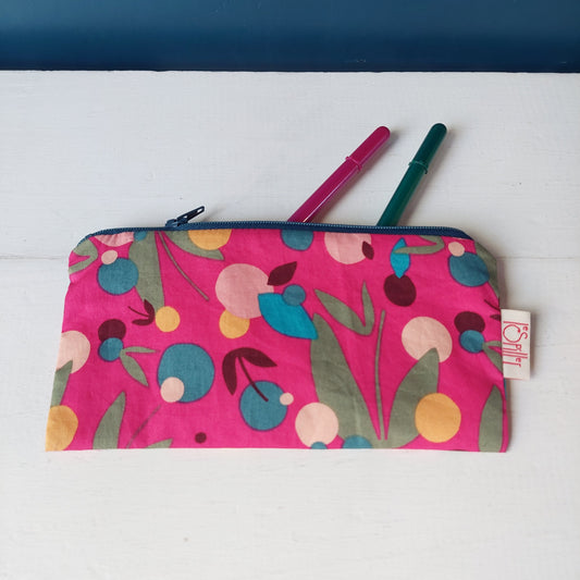 Pochette in cotone rosa, verde e azzurro con decorazione floreale stilizzata, foderata.