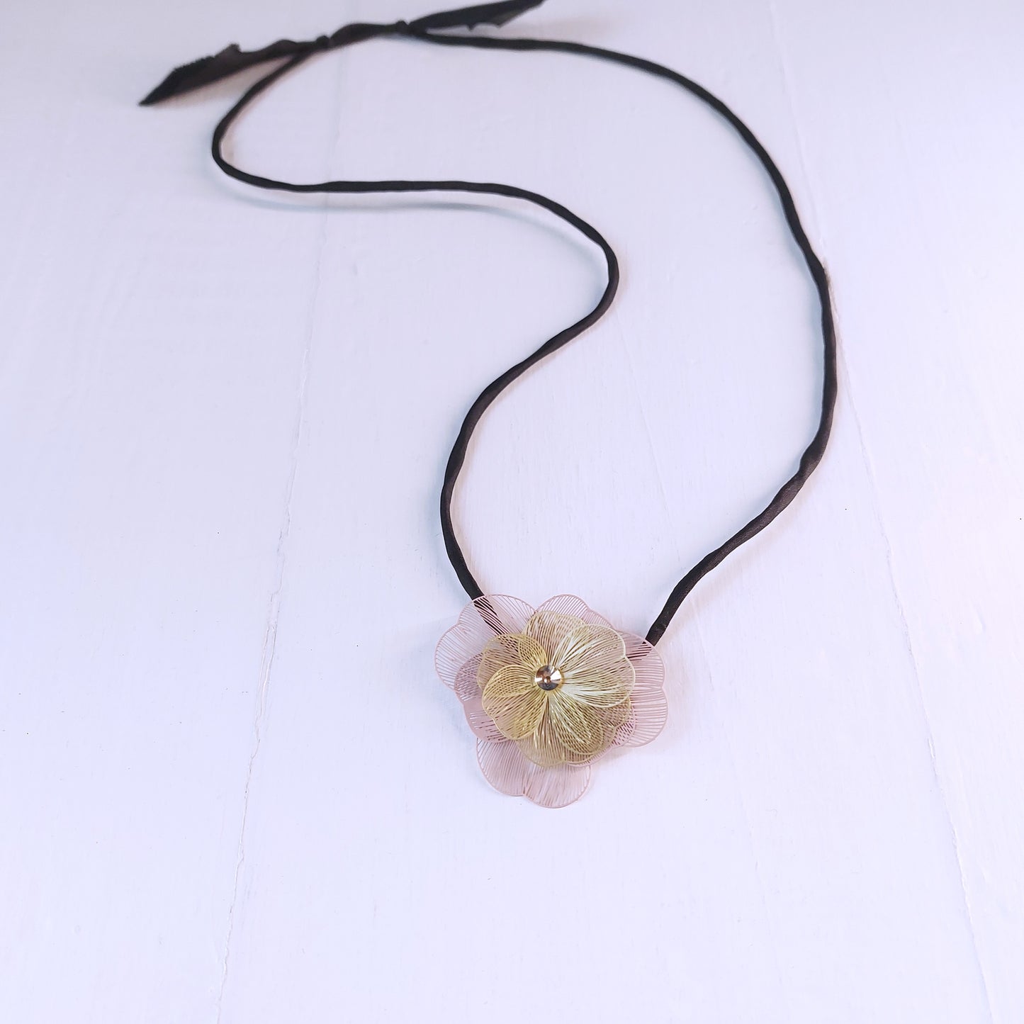 Collana Florence in metallo color oro e rosa con laccio in seta nera.