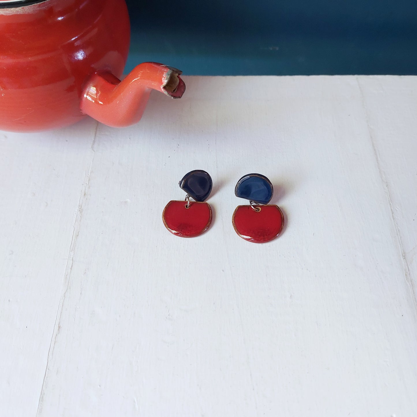 Orecchini pendenti Lune in ceramica blu e rossa in tre varianti colore