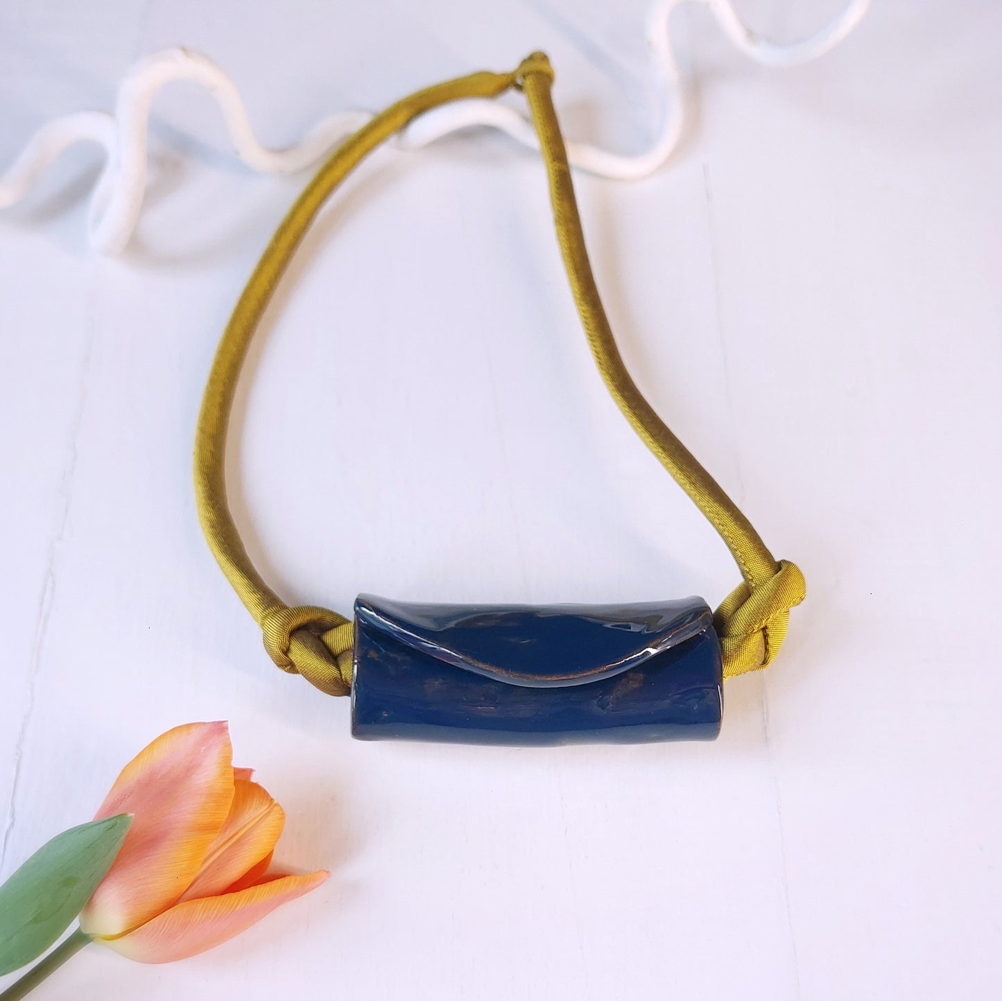 Collana girocollo da donna con ceramica blu e laccio in seta color oro.