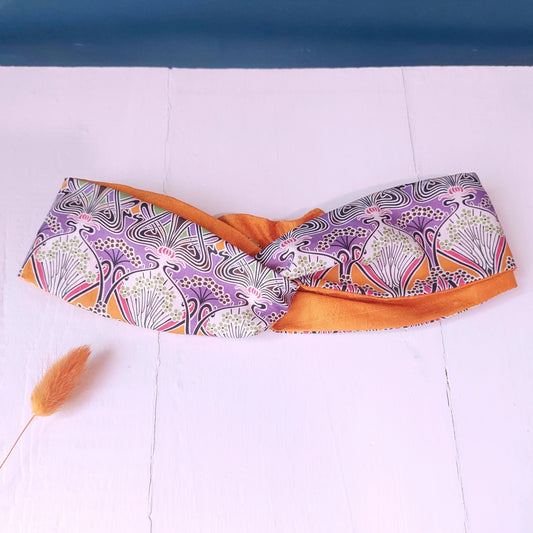 Fascia capelli in cotone bianco, arancione, viola e nero e seta arancione con chiusura ad elastico.