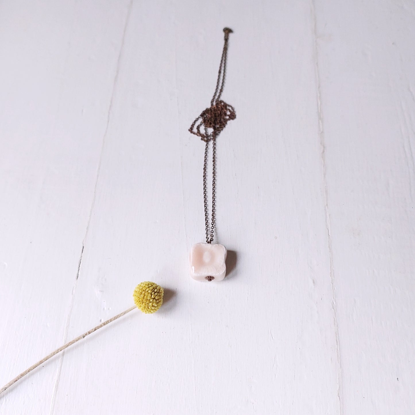 Collana Sesamo con perla in ceramica rosa e catena in metallo