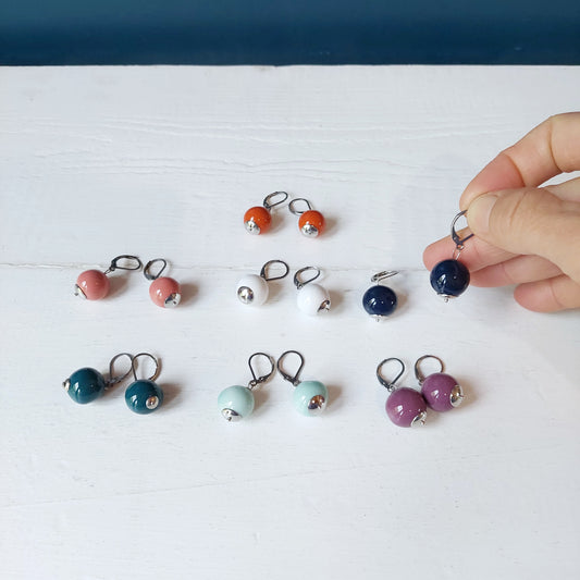 Orecchini pendenti Giro Tondi in ceramica celeste, in sette varianti colori.